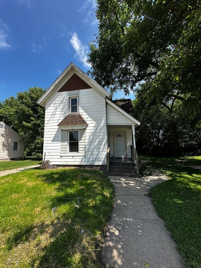 Building Photo - 4-bedroom, 2-bath home in Beloit