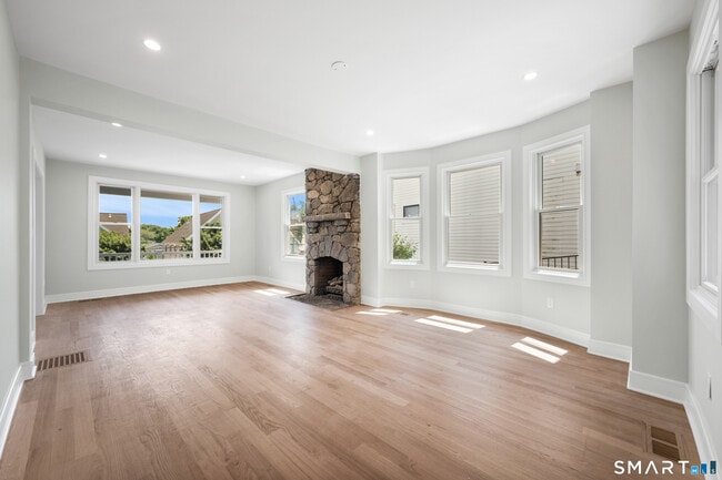Photo - 115 E Elm St