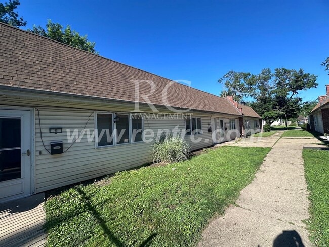 Building Photo - 1005-4 Oak-