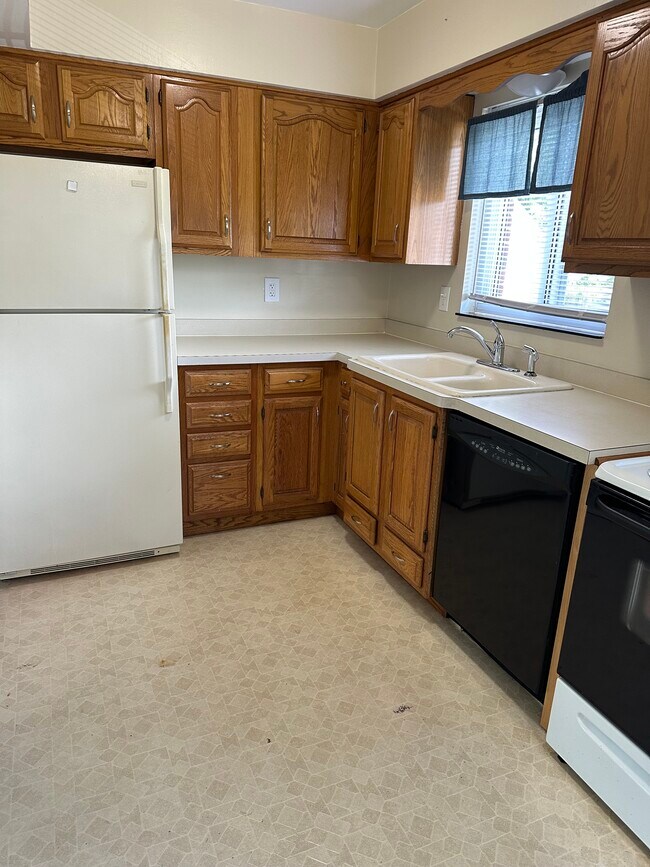 Photo - 787 N Summit St Apartments Unit 2