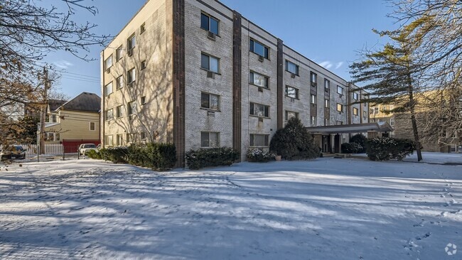 Building Photo - 1415 W Pratt Blvd Rental