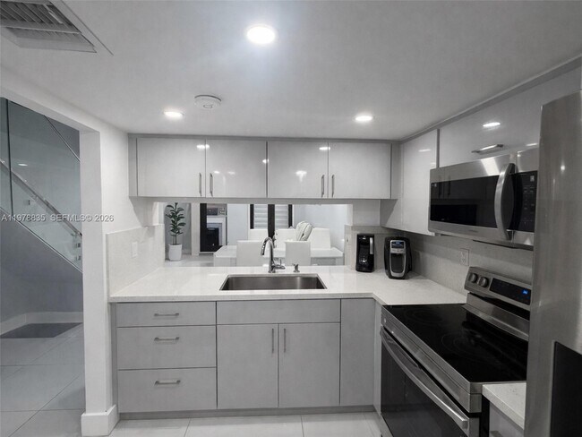 Photo - 844 W 41st St