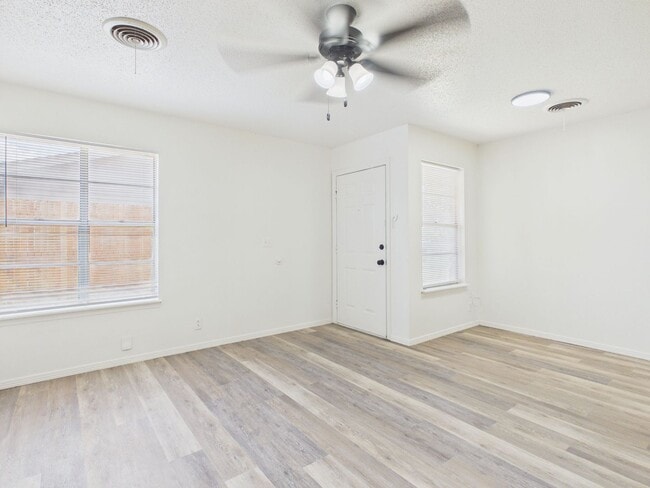 Photo - Adorable 2 bedroom 1 bath close to hospitals!