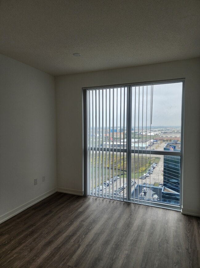 Photo - 8 Interchange Wy