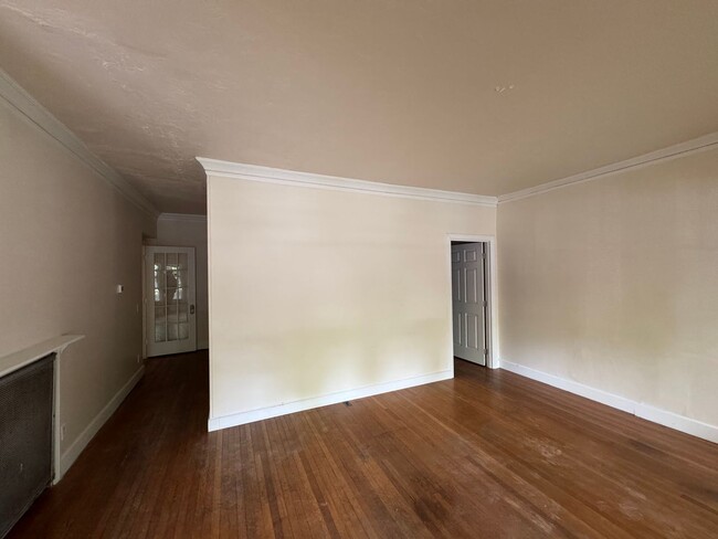 Photo - 2 Bedroom Unit in the the old Beta Theta Pi Fraternity House near UofO Campus Unit 379 E 12th Ave