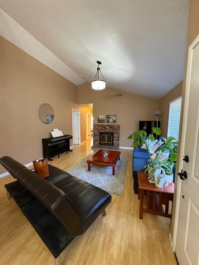 Building Photo - 3 Bed 2 Bath in South Davis Near Mace Ranch and Nugget Markets