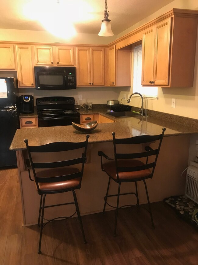 Cocina a medida con despensa y encimeras de Silestone - 1209 W Plum St Unidad B5