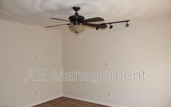 Photo - 1556 Darren Cir