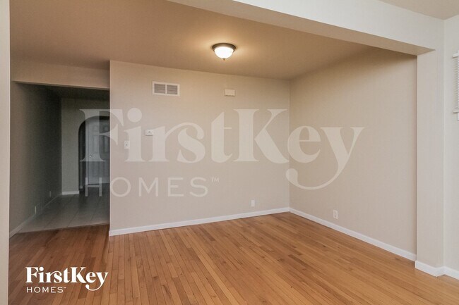 Photo - 1369 Hinman St