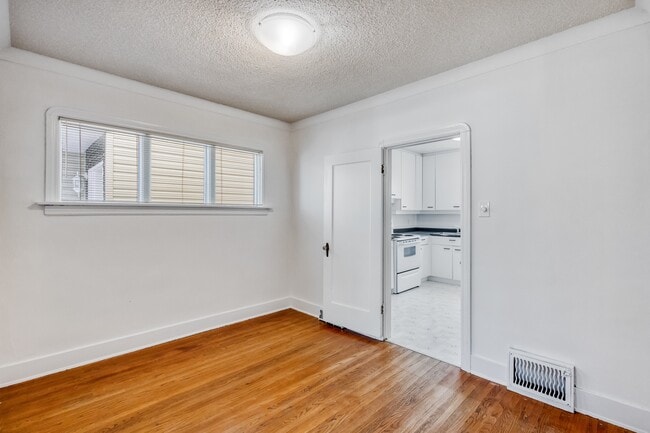 Photo - 806 Garfield St N