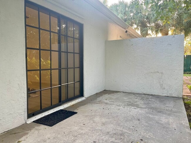 Photo - 654 Manor Dr