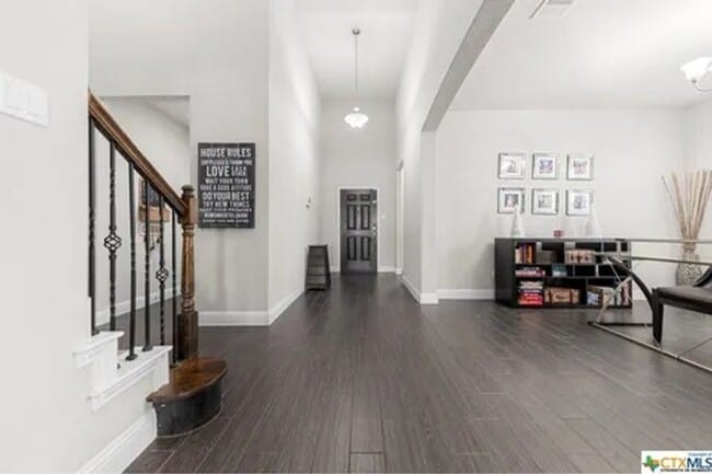 Photo - 807 Old World Dr