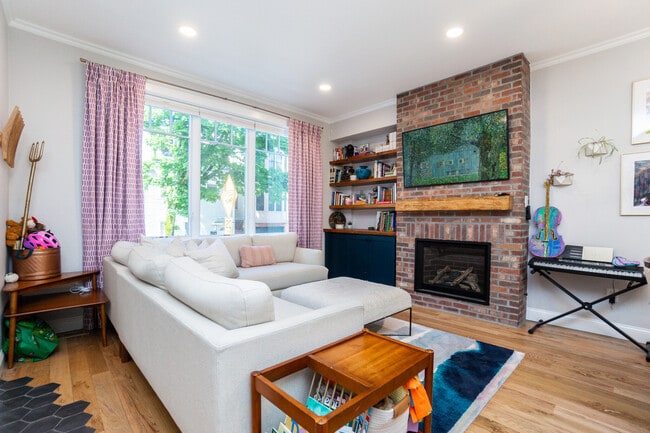 452 W 4th St