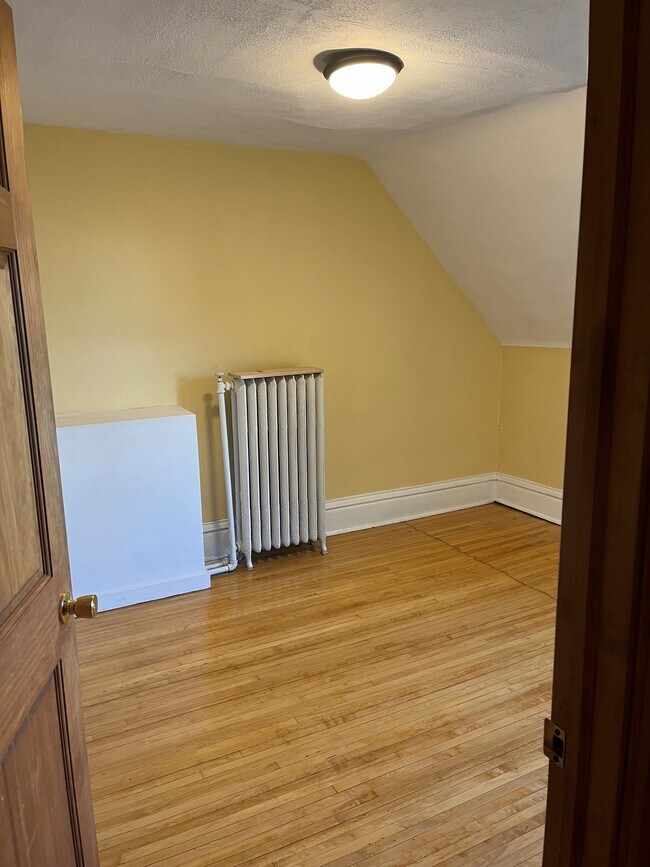 Photo - 1070 16th Ave SE