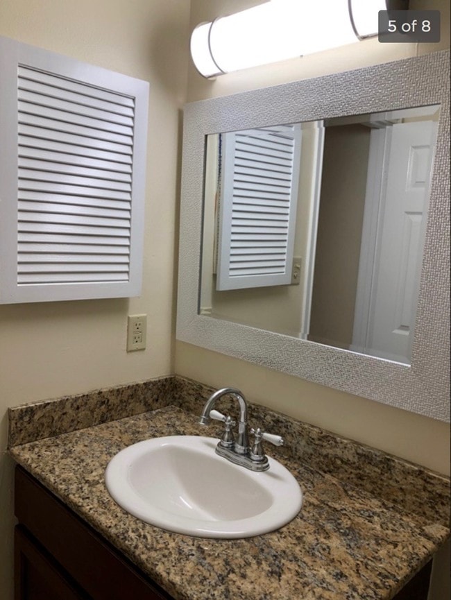 Photo - 701 S College Rd Unidad 116