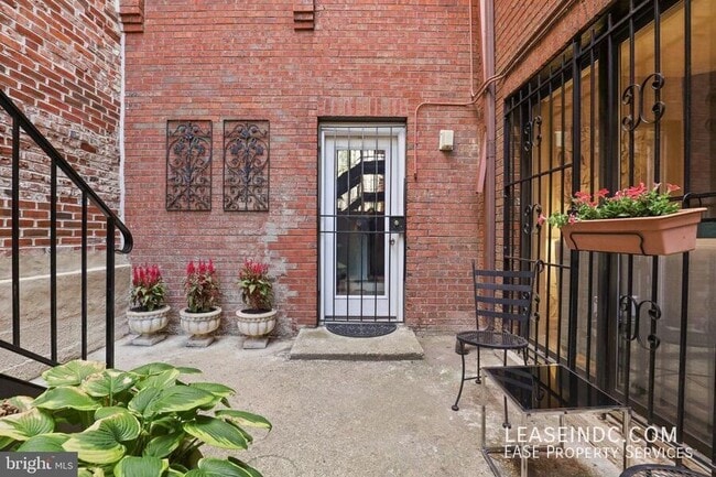 Photo - 1435 Corcoran St NW Unidad #5