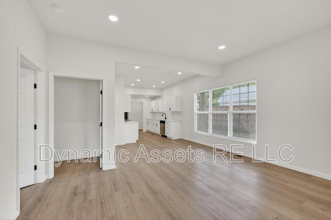 Building Photo - 542 E 23rd St