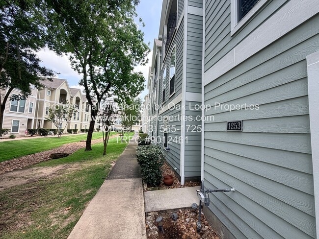 1253 W 17th St