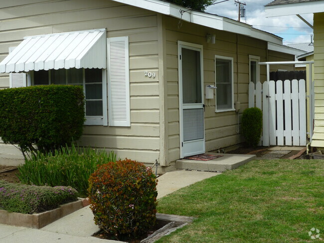 Building Photo - 209 W Dexter St Rental