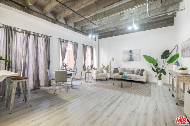 Photo - 312 W 5th St Unidad 606