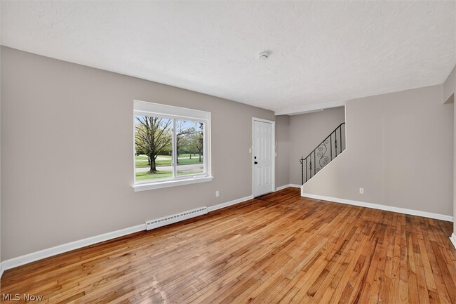 Photo - 681 E 258th St