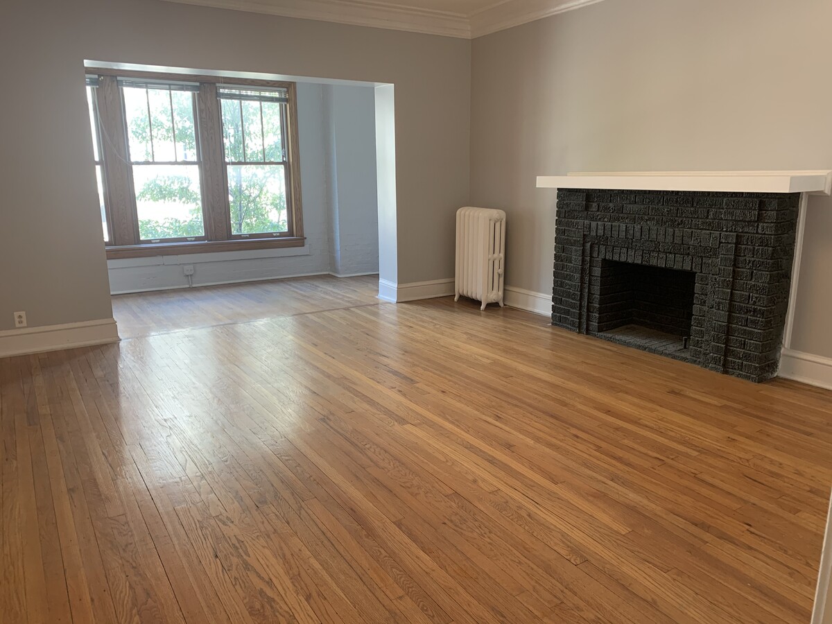 Living Room - 5608 N Kenmore Ave Apartment