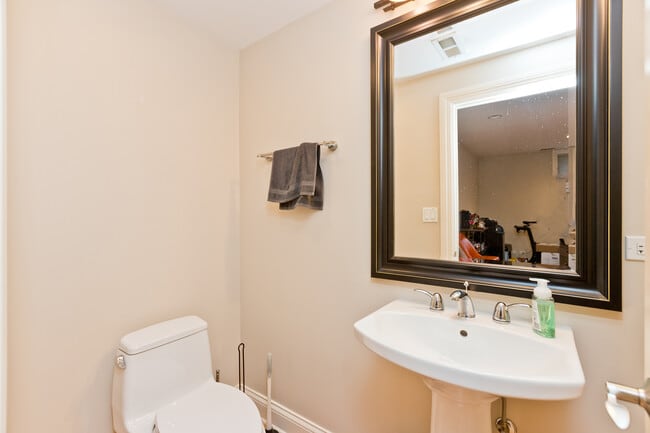 Photo - 2414 W Moffat St Unit #  01