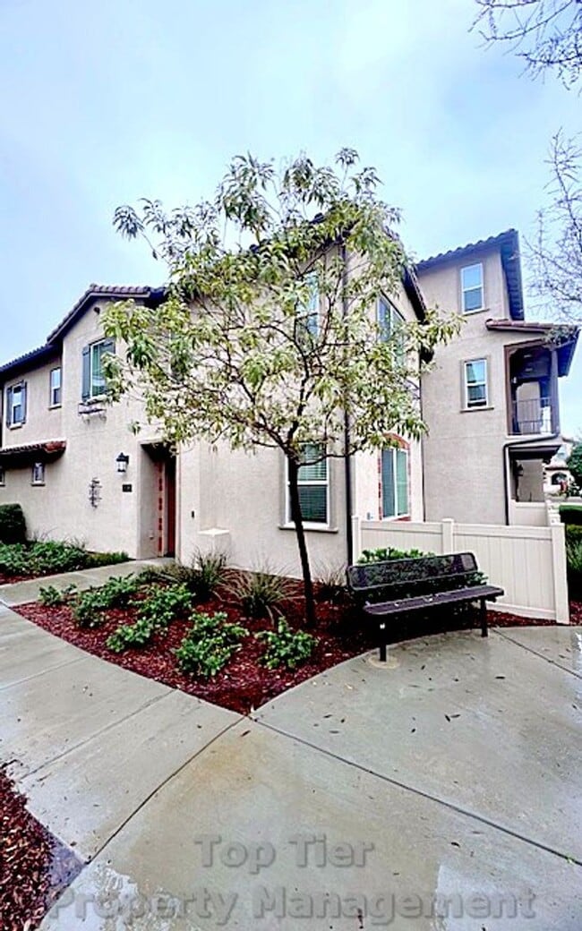 Building Photo - Largest End Unit- South Temecula 3 Bed 2.5 Bath Home with A/C Near Pechanga Casino!