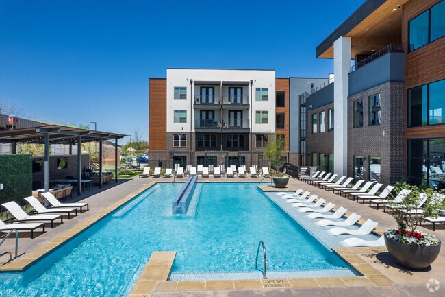 Pool - The Jameson at the Bluffs