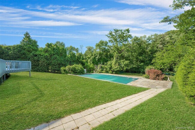 2 Meadowwood Ln