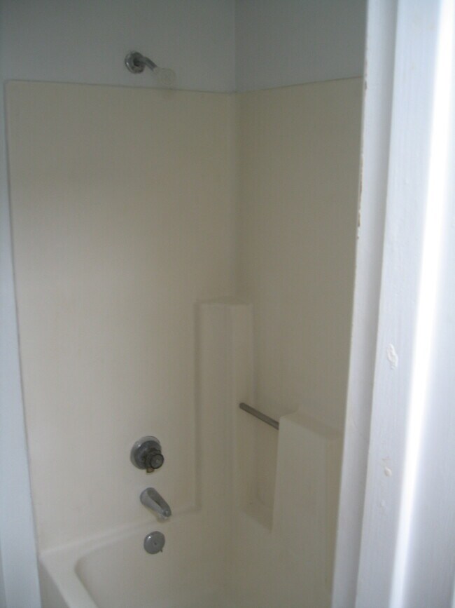 1119 E 12th St Unit Studio