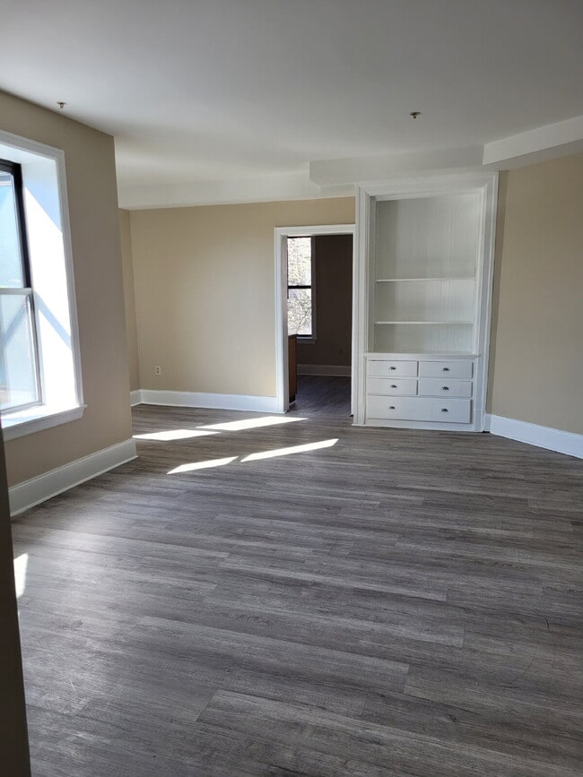 Bright Two Bedroom Apartment on Penn Ave., Wilkinsburg