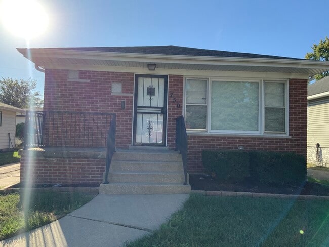 Building Photo - 750 Greenbay Ave