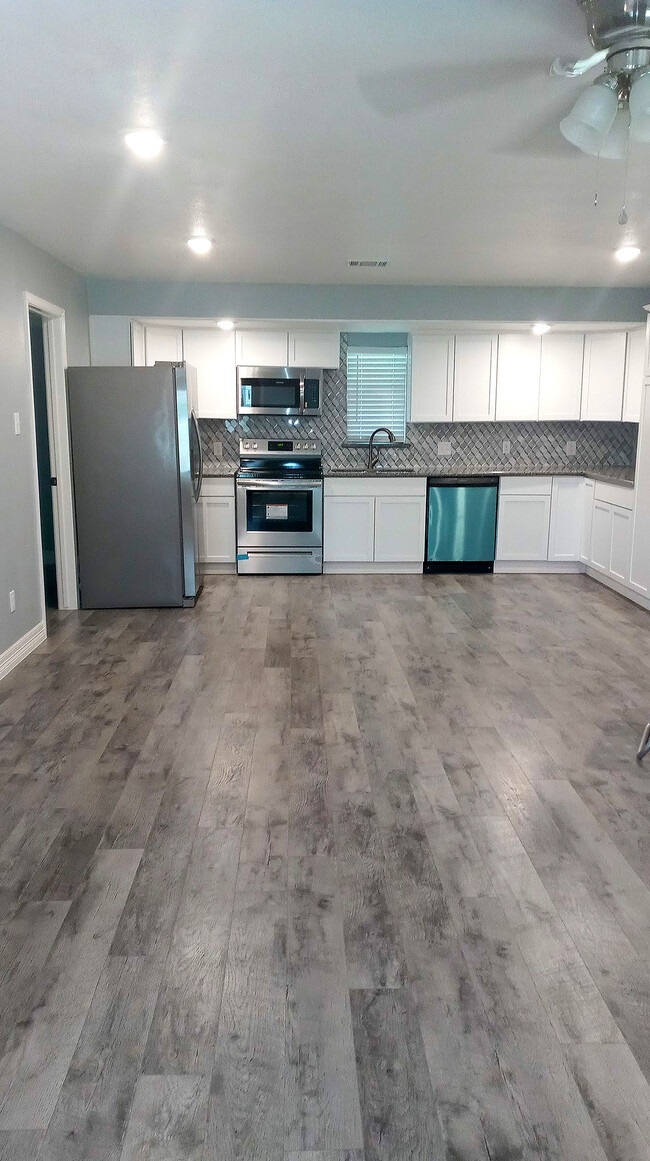 Open kitchen layout - 25745 Dulaney St