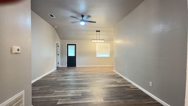 Photo - 802 Samuel Dr