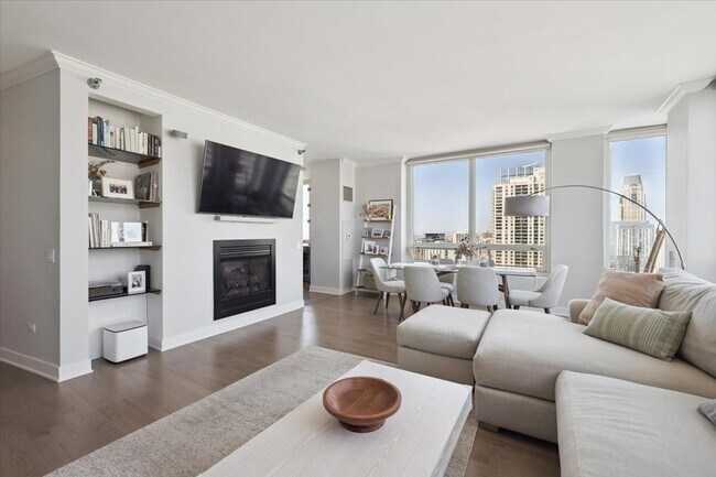 Photo - 33 W Ontario St