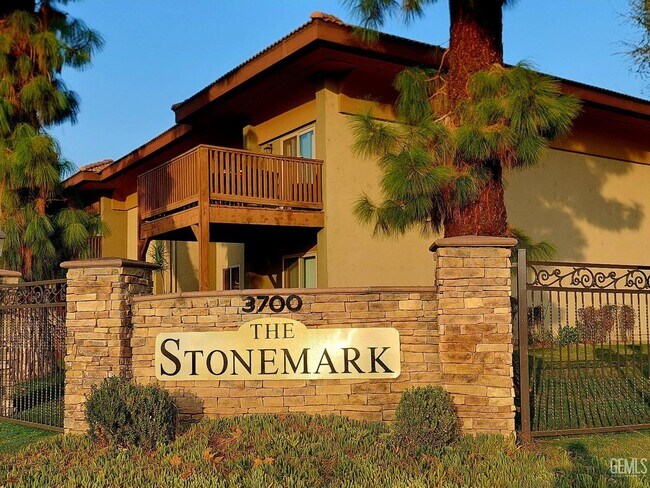 Building Photo - Condo, Clean and Private! Unit 221