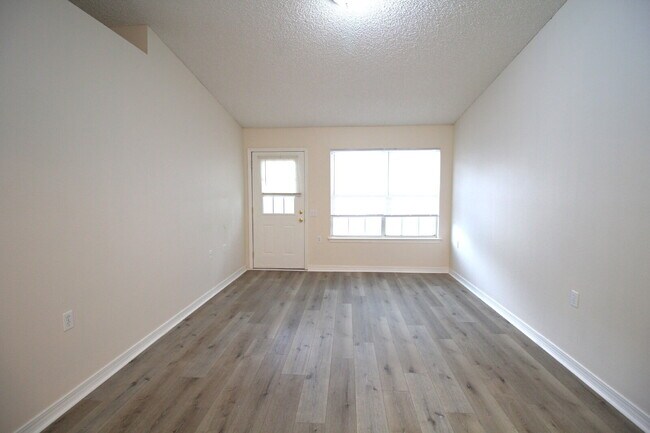 Photo - Lovely 2-Bedroom Home Near UWF & Shopping ...