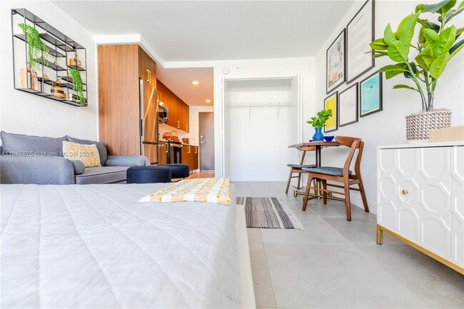 Photo - 1950 W 49th St Apartamento Unidad 445