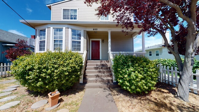 Building Photo - 632 N Claremont St Unit A