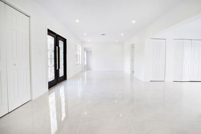 Photo - 17600 NE 2nd Ct