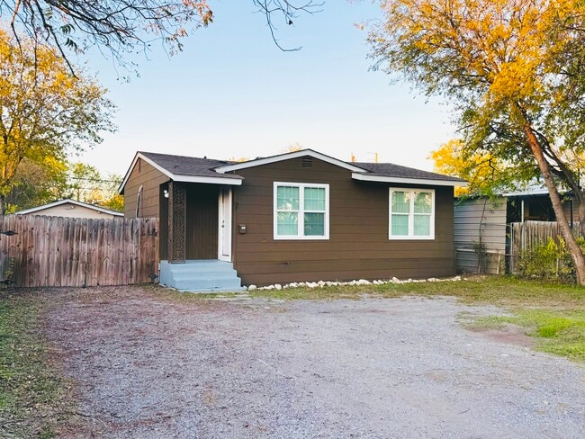 Photo - 2323 Basse Road