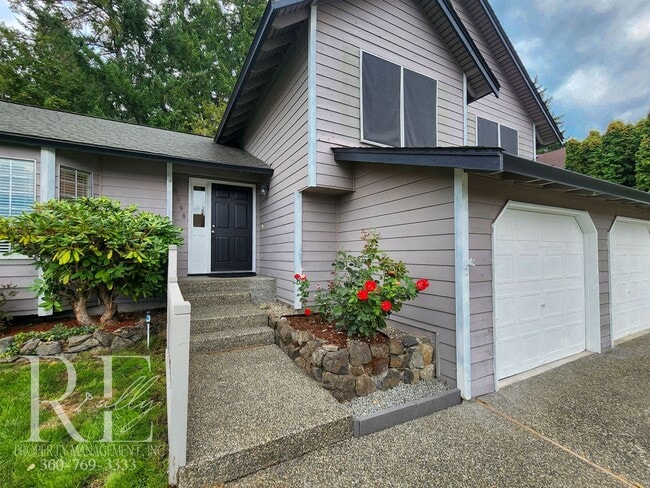 Building Photo - Spacious Tri-Level in East Bremerton | Cor... Rental