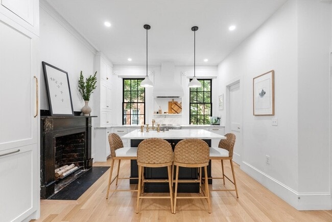 Building Photo - 1 Melrose St Unit 3