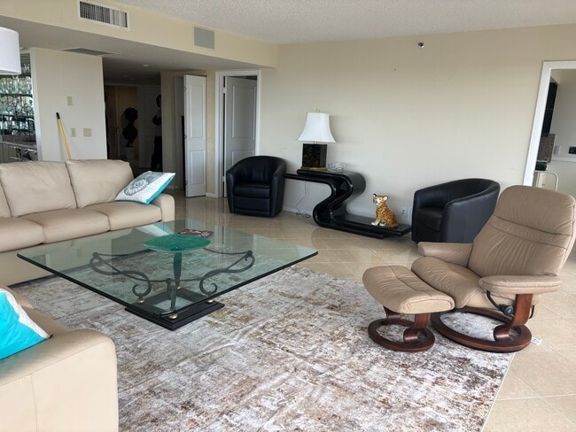Living room - 4201 N Ocean Blvd Unit 809