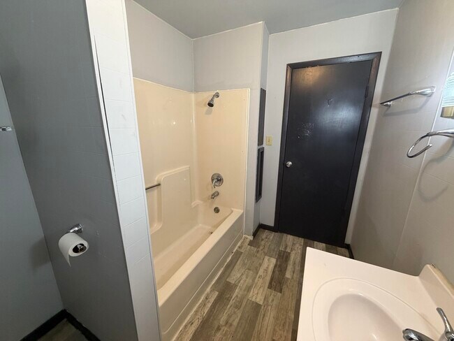 Photo - 18 Collett-S