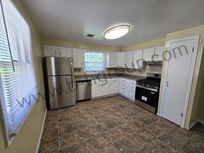 Building Photo - 8059 27th Ave Unit Upper Rental