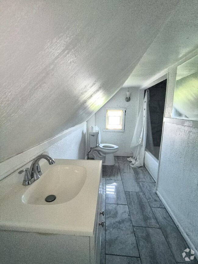 Building Photo - Spacious 3 Bedroom 1 Bath Located in East ... Rental