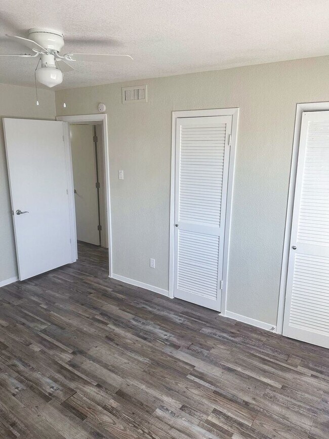 Photo - Oaks at Five Mile Apartments