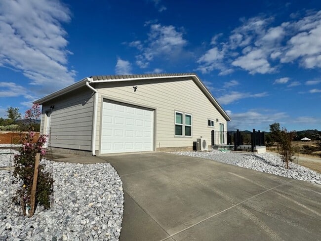 Building Photo - Breathtaking Views – Brand New 2 Bed, 1.5 ...